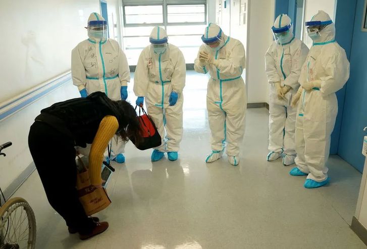 ↑嚴(yán)女士出院臨別時(shí)向醫(yī)護(hù)人員鞠躬致謝。