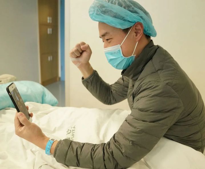 ↑李佐凡與妻子、孩子視頻通話，當(dāng)孩子鼓勵(lì)他“爸爸，加油！”時(shí)，他回答“爸爸一定加油。”