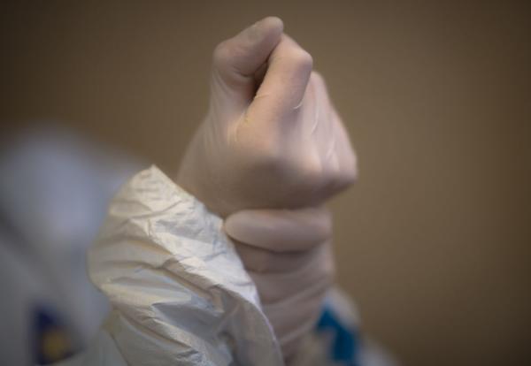 白衣戰(zhàn)士，你的名字寫滿了這個(gè)春天！