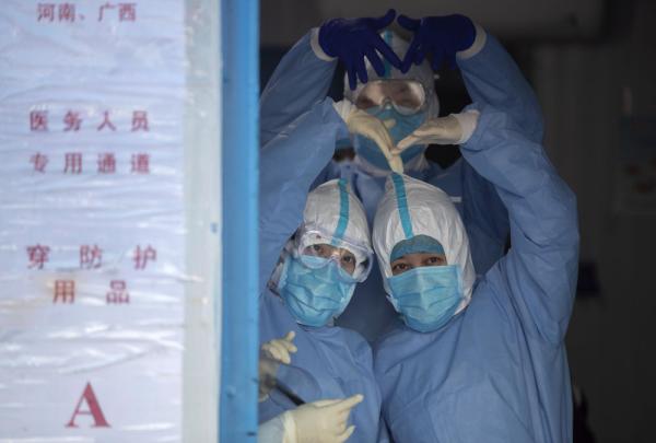 白衣戰(zhàn)士，你的名字寫滿了這個(gè)春天！