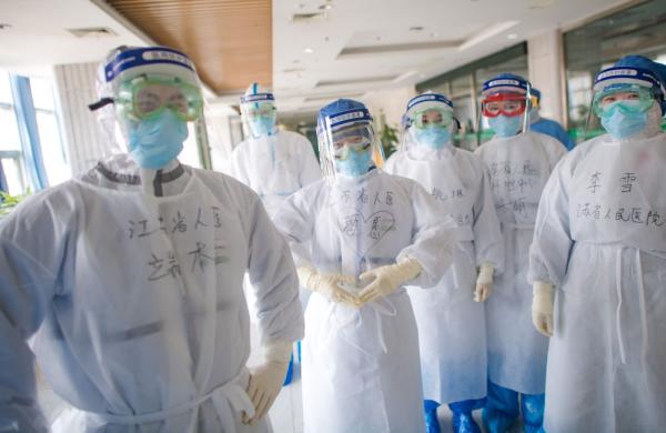 白衣戰(zhàn)士，你的名字寫滿了這個(gè)春天！