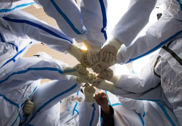 白衣戰(zhàn)士，你的名字寫滿了這個(gè)春天！