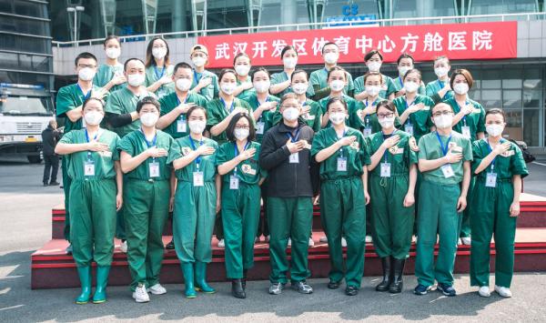 白衣戰(zhàn)士，你的名字寫滿了這個(gè)春天！