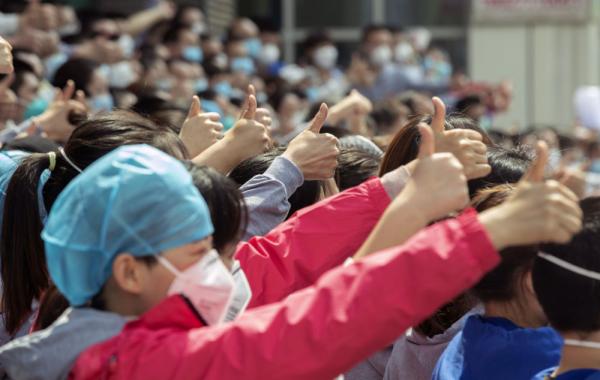 白衣戰(zhàn)士，你的名字寫滿了這個(gè)春天！