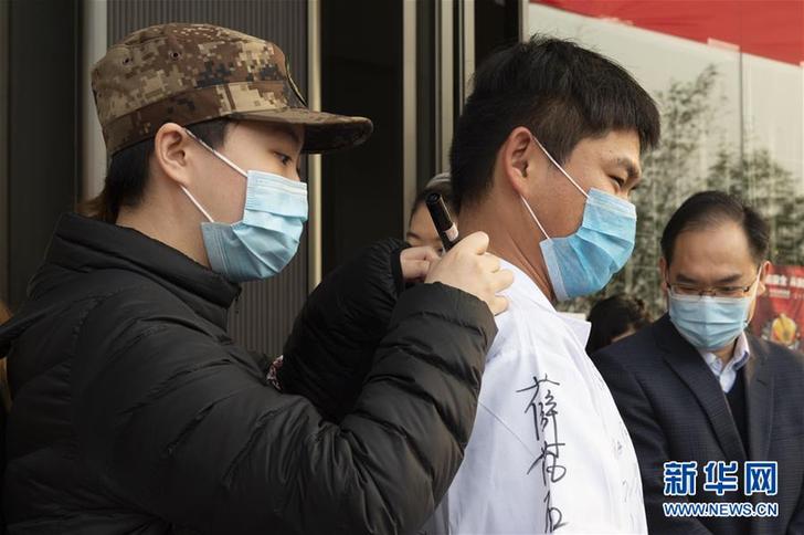 （聚焦疫情防控）（1）向最可愛的人要簽名！