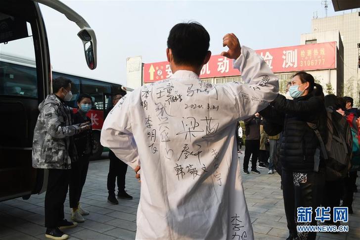 （聚焦疫情防控）（5）向最可愛的人要簽名！