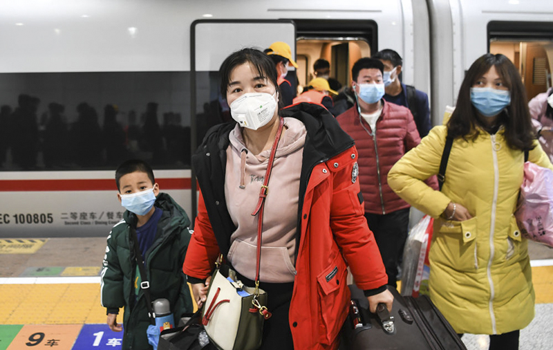 武漢站重啟日：1.2萬名湖北鄉(xiāng)親坐高鐵回家