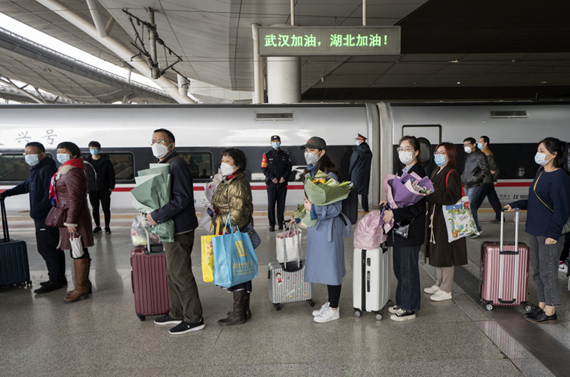 武漢站重啟日：1.2萬名湖北鄉(xiāng)親坐高鐵回家