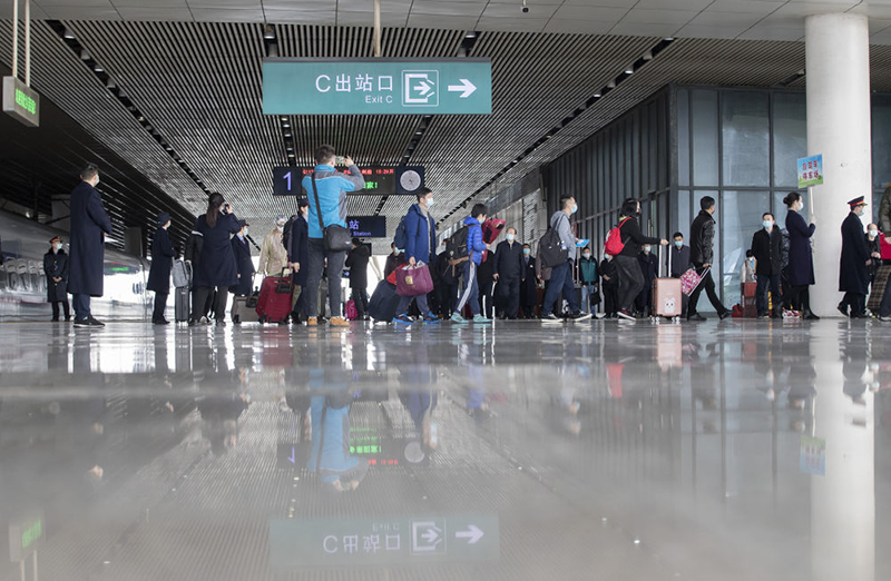 武漢站重啟日：1.2萬名湖北鄉(xiāng)親坐高鐵回家