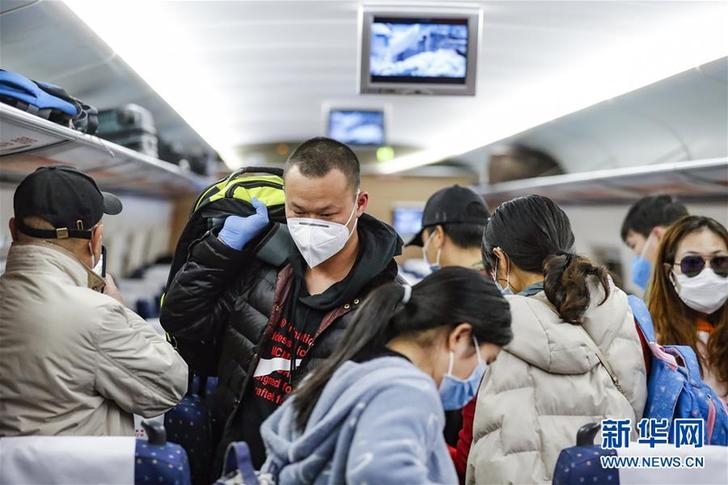 武漢開出“解封”后開往湖北省外的首趟始發(fā)列車