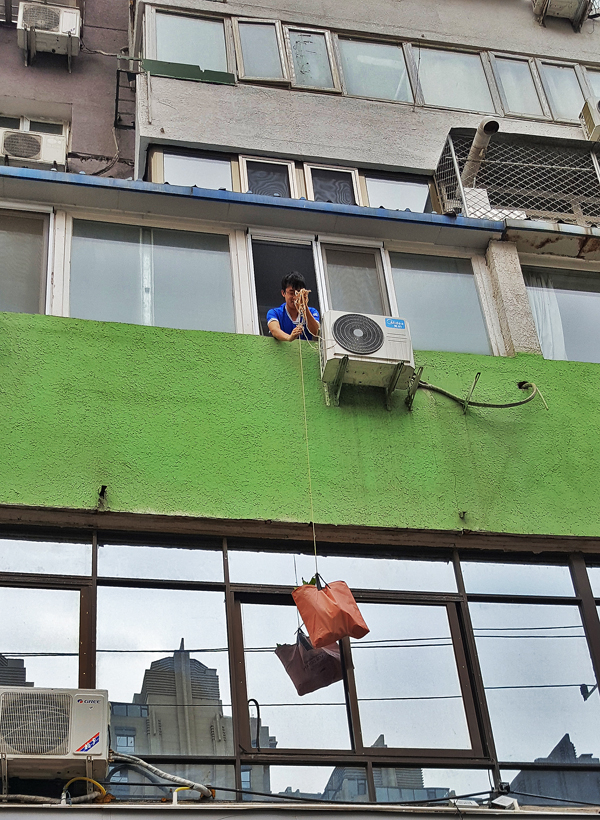 《百名攝影師聚焦COVID-19》畫冊(cè)在京出版 生動(dòng)講述中國(guó)抗擊疫情故事