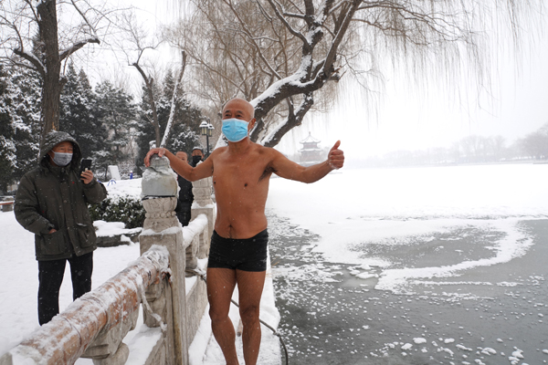 《百名攝影師聚焦COVID-19》畫冊(cè)在京出版 生動(dòng)講述中國(guó)抗擊疫情故事