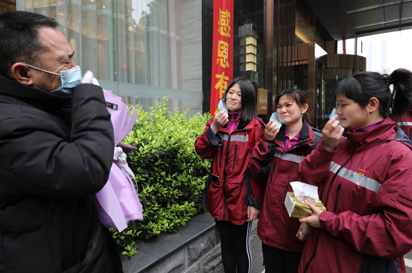 《百名攝影師聚焦COVID-19》畫冊(cè)在京出版 生動(dòng)講述中國(guó)抗擊疫情故事