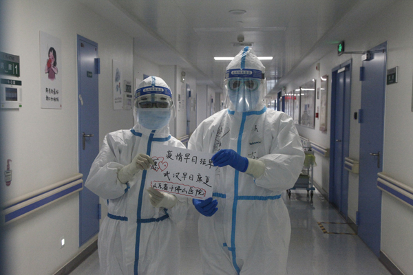 《百名攝影師聚焦COVID-19》畫冊(cè)在京出版 生動(dòng)講述中國(guó)抗擊疫情故事