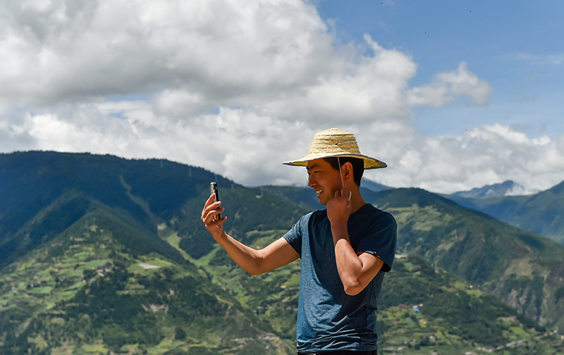 在云端的“網(wǎng)紅”扶貧書記