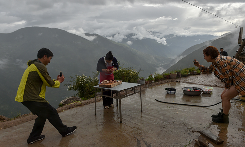 在云端的“網(wǎng)紅”扶貧書記