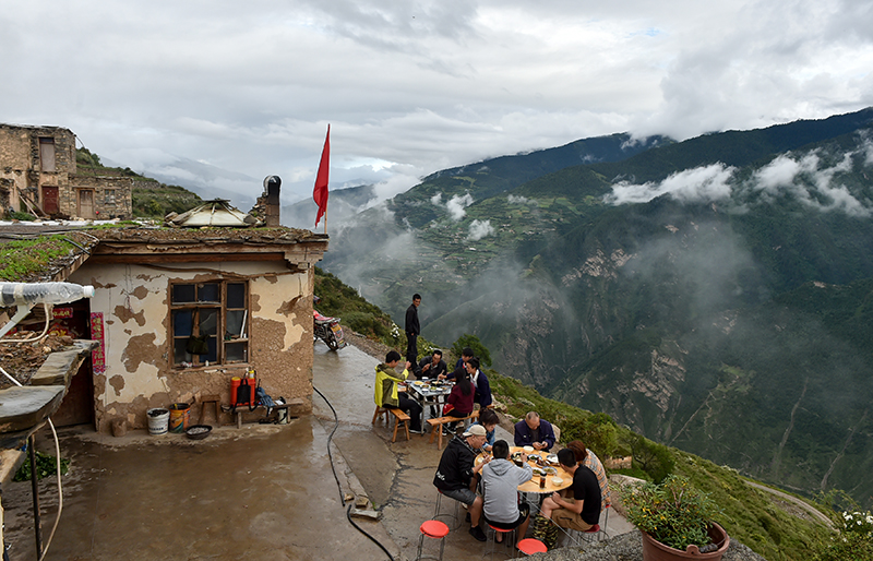 在云端的“網(wǎng)紅”扶貧書記