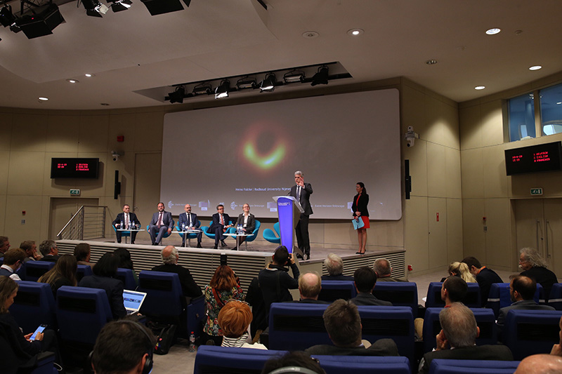 BLACK HOLE-FIRST IMAGE 人類首次“看見”黑洞