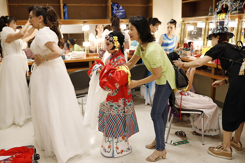 愛唱京劇的美國“吉祥”姐妹花