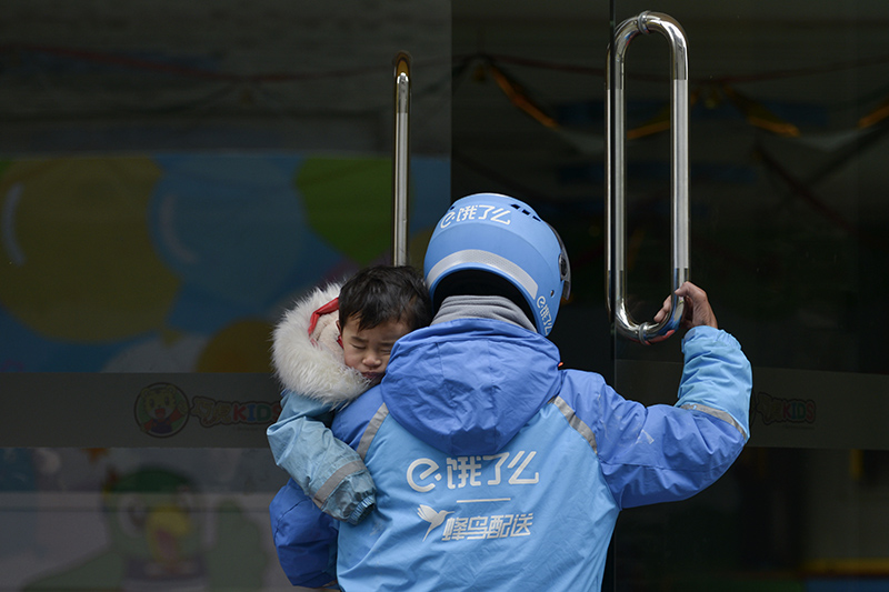 抱著女兒送外賣 命運因愛被改寫