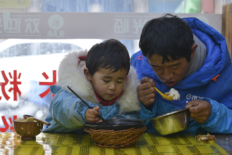 抱著女兒送外賣 命運因愛被改寫
