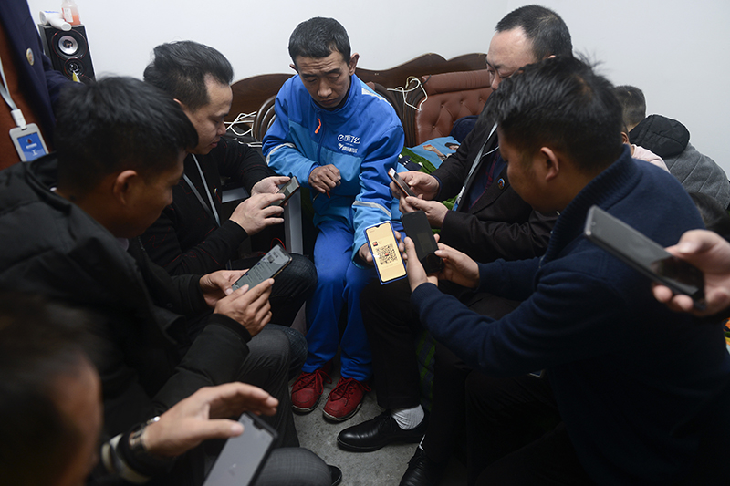 抱著女兒送外賣 命運(yùn)因愛被改寫