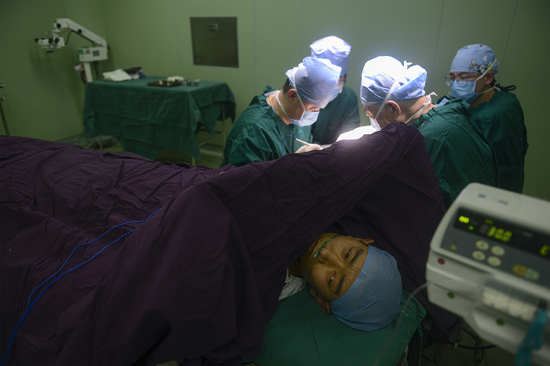 抱著女兒送外賣 命運(yùn)因愛被改寫