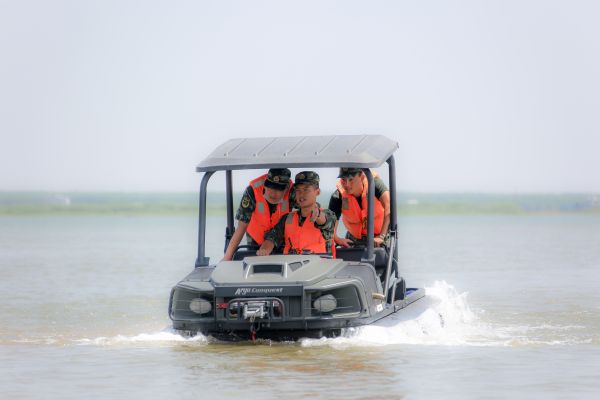 無人機(jī)空投救生圈，8分鐘搭好一座橋，武漢防汛很硬核