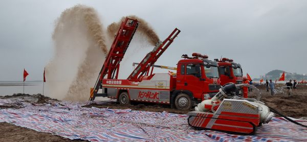 無人機(jī)空投救生圈，8分鐘搭好一座橋，武漢防汛很硬核