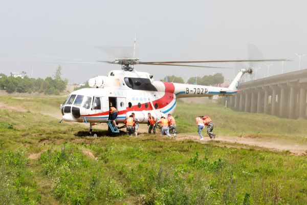 無人機(jī)空投救生圈，8分鐘搭好一座橋，武漢防汛很硬核
