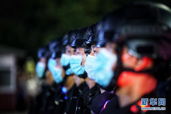 （圖文互動）（2）武漢啟動“夜間大巡控”服務(wù)疫后重振