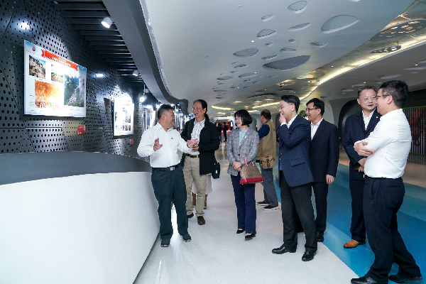 “上海之巔講好中國故事”系列活動 中國脫貧攻堅優(yōu)秀攝影作品全國巡展在中國第一高樓揭幕