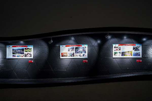 “上海之巔講好中國故事”系列活動 中國脫貧攻堅優(yōu)秀攝影作品全國巡展在中國第一高樓揭幕