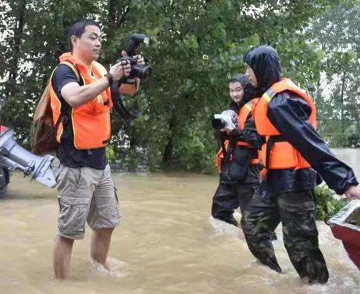 記者節(jié)|致敬奮戰(zhàn)在新聞一線的攝影記者