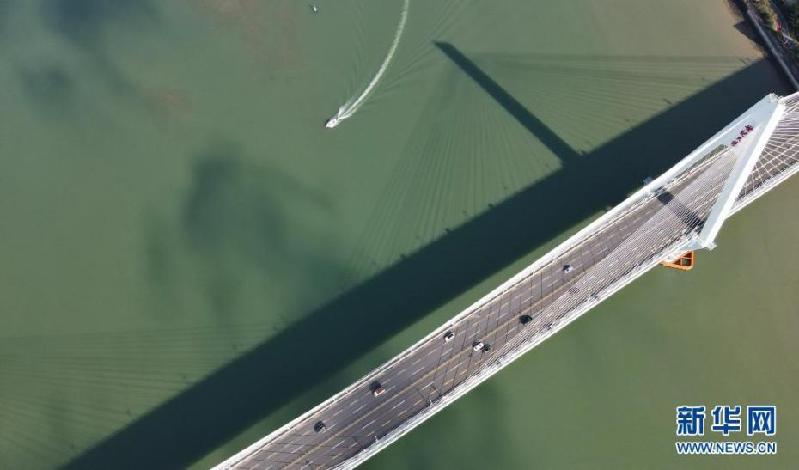 “天空之眼”瞰?？?/></p>

<p>　　一艘小船從?？谑兰o大橋旁駛過（5月3日攝，無人機照片）。</p>


<p>
</p><p>　　?？?，是國家“一帶一路”重要支點城市，也是海南自貿(mào)港建設的核心城市，這座有著旖旎自然風光的海濱城市，即將迎來首屆中國國際消費品博覽會。在“十四五”開局之年，也是海南全面深化改革開放和加快建設自由貿(mào)易港關鍵之年，讓我們跟隨“天空之眼”瞰?？?，用別樣的視角，欣賞椰城之美。</p>


<p>
</p><p>　　新華社記者 楊冠宇 攝 圖片來源：新華網(wǎng)</p>
<p><!-- 分頁 --></p>
<p align=
