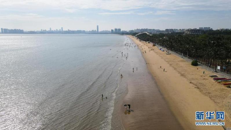 “天空之眼”瞰?？?/></p>

<p>　　這是5月4日拍攝的?？诩偃蘸o人機照片）。</p>


<p>
</p><p>　　海口，是國家“一帶一路”重要支點城市，也是海南自貿(mào)港建設的核心城市，這座有著旖旎自然風光的海濱城市，即將迎來首屆中國國際消費品博覽會。在“十四五”開局之年，也是海南全面深化改革開放和加快建設自由貿(mào)易港關鍵之年，讓我們跟隨“天空之眼”瞰?？?，用別樣的視角，欣賞椰城之美。</p>


<p>
</p><p>　　新華社記者 楊冠宇 攝 圖片來源：新華網(wǎng)</p>
<p><!-- 分頁 --></p>
<p align=