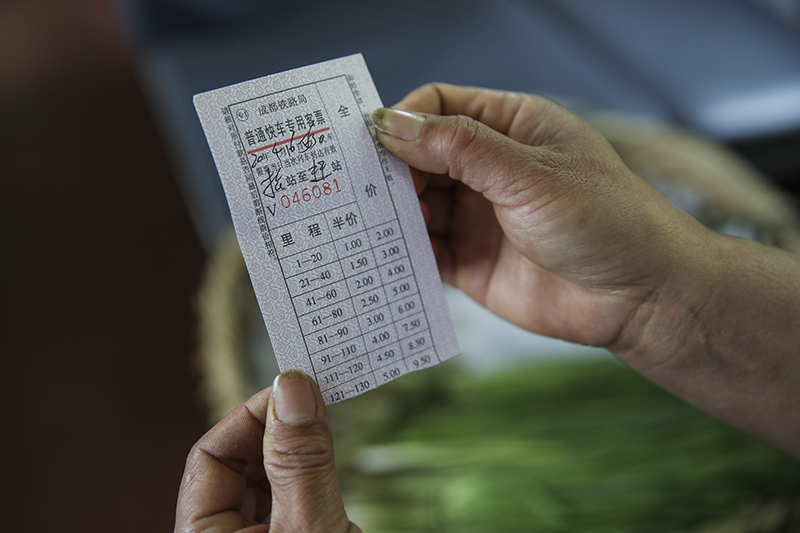 貴州山區(qū)“帶貨慢火車”重現(xiàn)繁忙