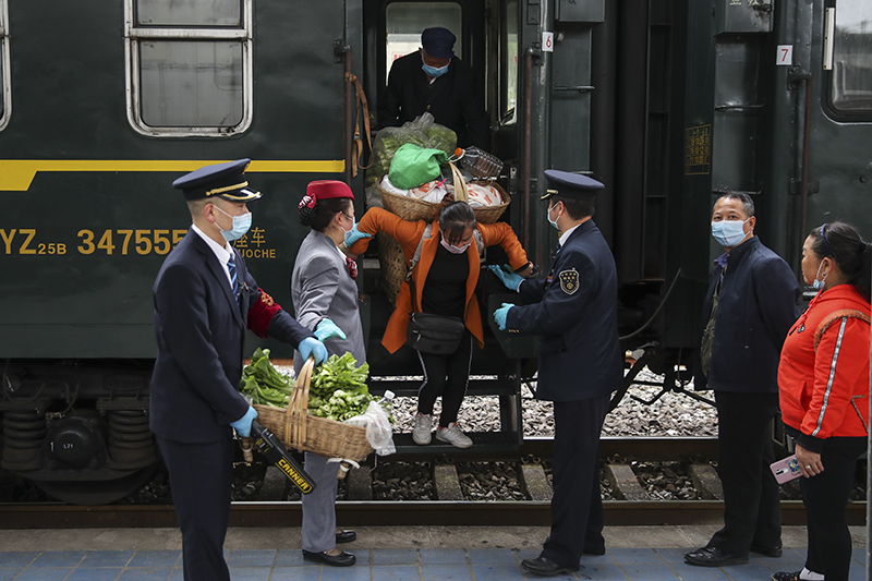 貴州山區(qū)“帶貨慢火車(chē)”重現(xiàn)繁忙
