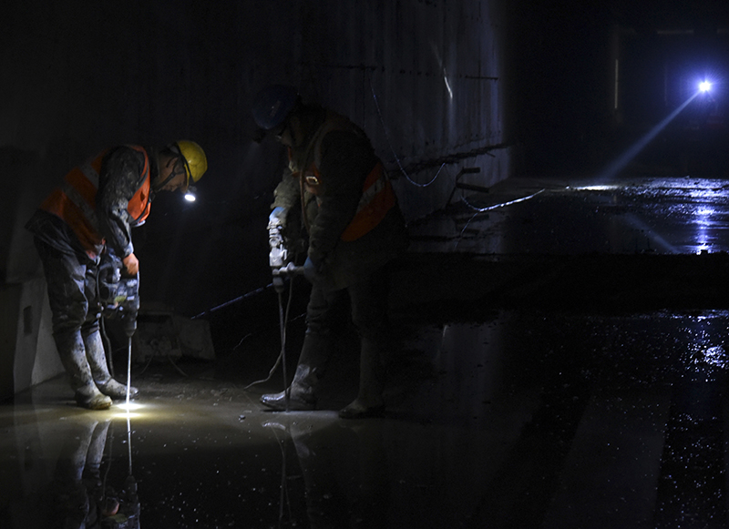 湖底隧道工地活躍著近百名來自大涼山的工友—— 穿越太湖 別樣“彝年”