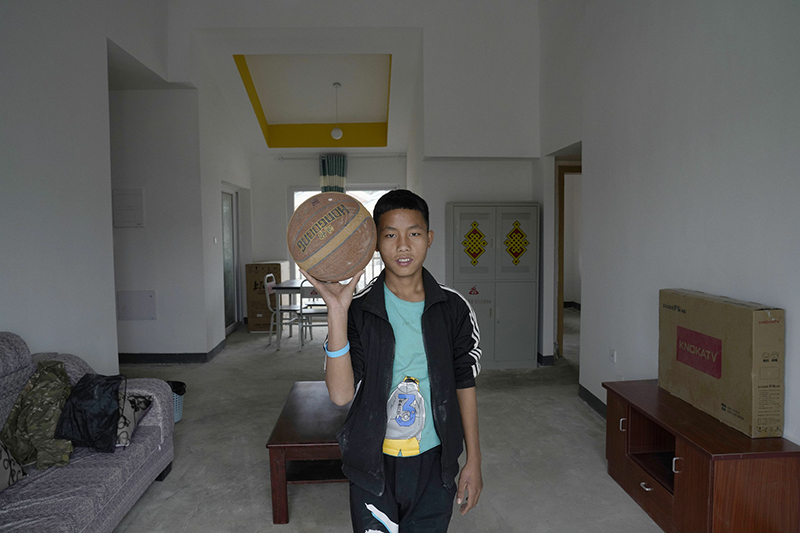 走下懸崖村的孩子：新家是我去過最遠(yuǎn)的地方