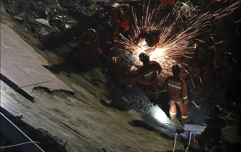晝夜奮戰(zhàn) 搶救生命