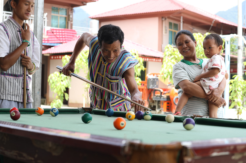 56個(gè)民族一起奔小康