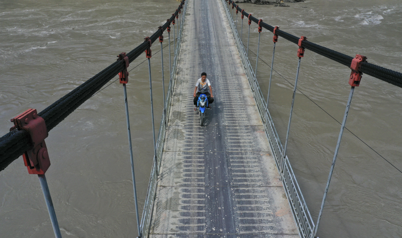 56個(gè)民族一起奔小康