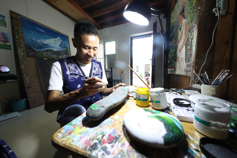 56個(gè)民族一起奔小康