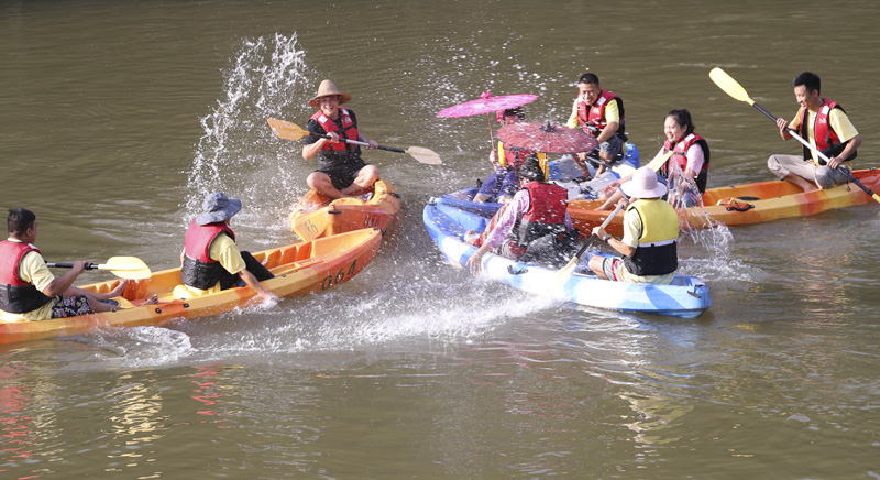 56個(gè)民族一起奔小康