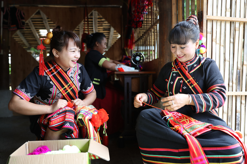 56個(gè)民族一起奔小康