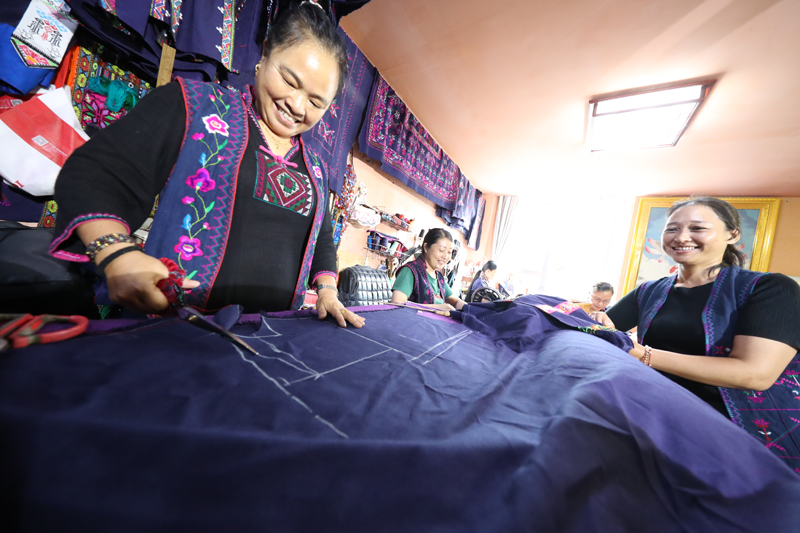 56個(gè)民族一起奔小康