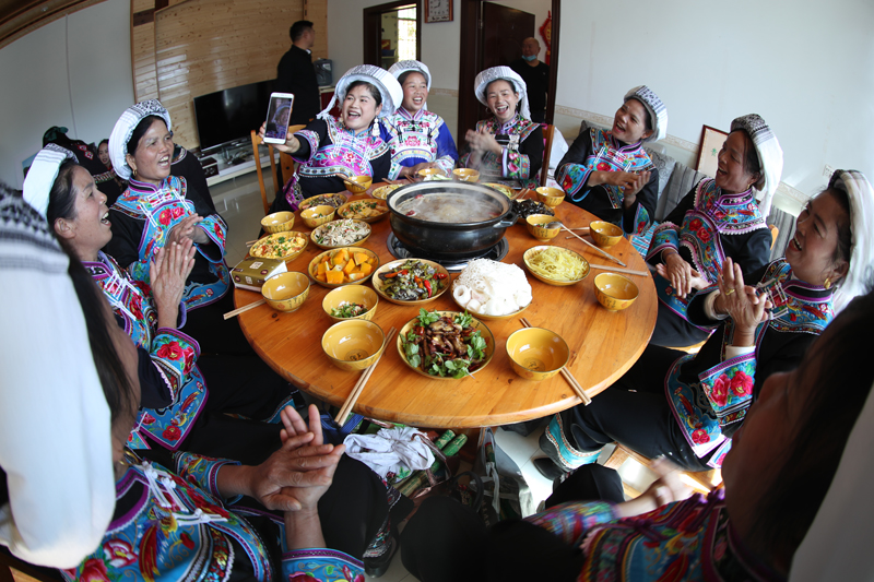 56個(gè)民族一起奔小康