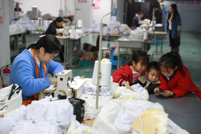 56個(gè)民族一起奔小康