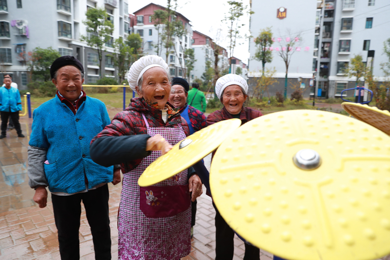 56個(gè)民族一起奔小康